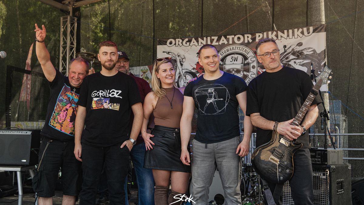 Zespół Biała Wilczyca w pełnym składzie podczas koncertu na scenie plenerowej