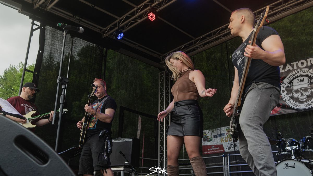 Zespół Biała Wilczyca grający koncert na scenie festiwalowej