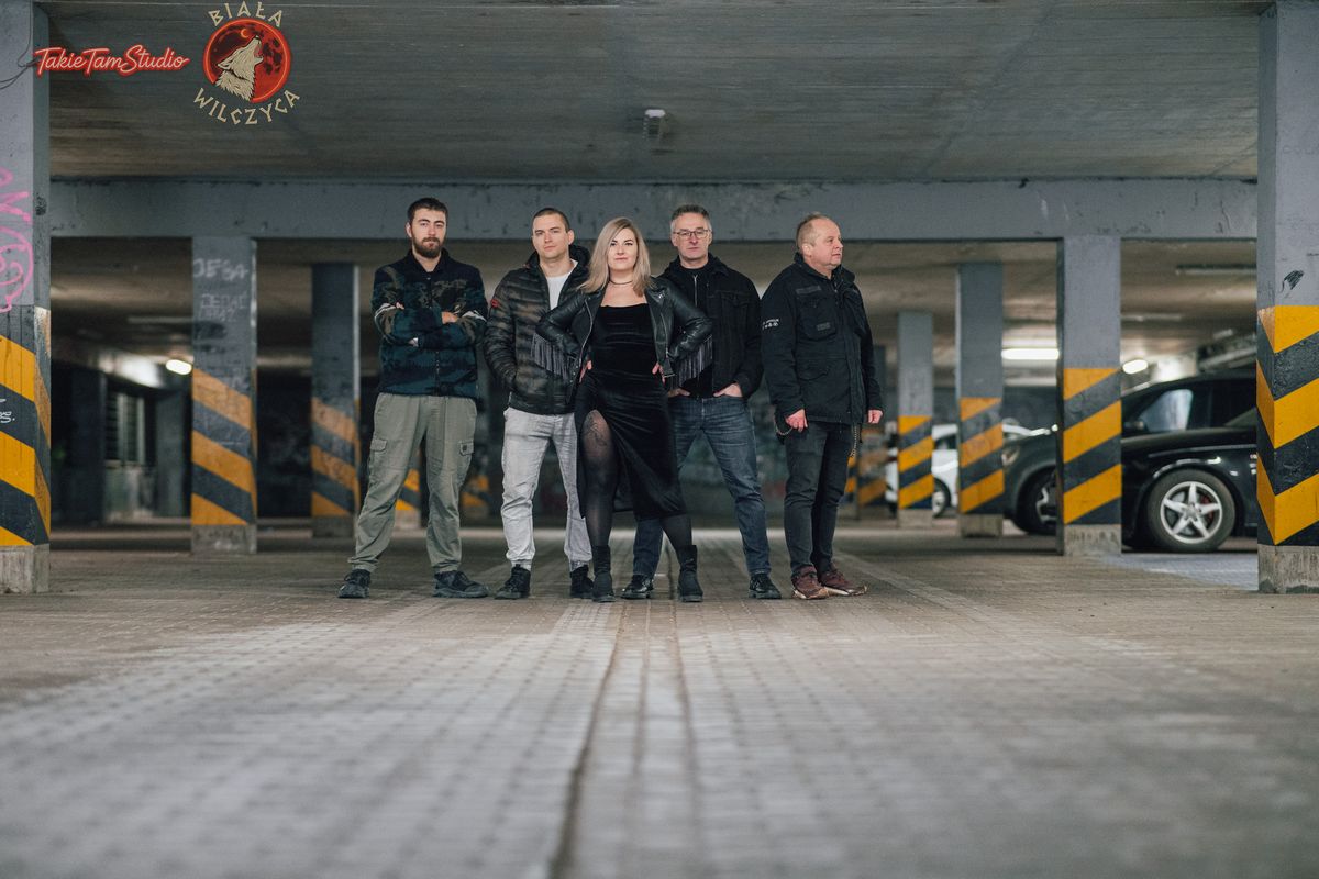 Pięcioosobowy skład zespołu Biała Wilczyca pozuje w parkingu podziemnym