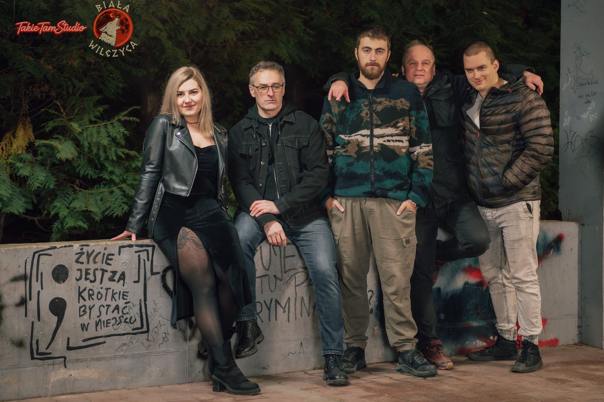Zespół Biała Wilczyca na tle muru z graffiti