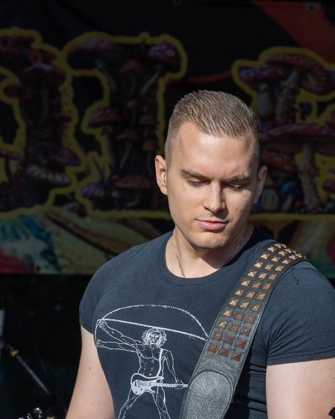 Michał Pietrzyk — basista zespołu Biała Wilczyca na scenie
